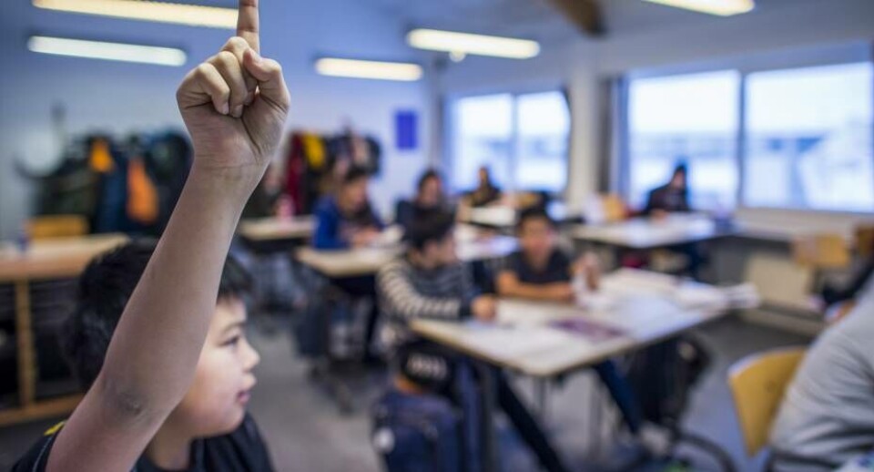Det er ikke altid lige nemt at få børnene ud af sengen om morgenen, derfor ønsker Demokraternes Poul Petersen at søsætte pilotprojekt hvor skoleelever ældstetrinnet skal møde senere.