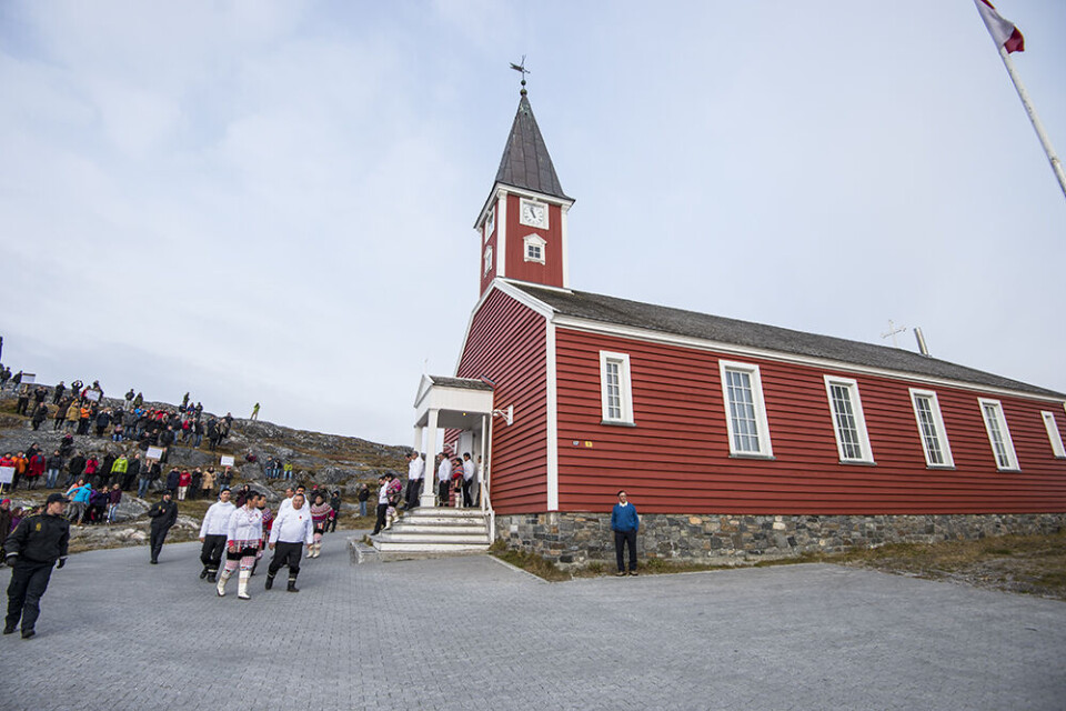 Politikerne fik en ubehagelig velkomst, da de trådte ud af domkirken Annaassisitta oqaluffia (på dansk: Vor Frelser Kirke) i Nuuk Leiff Josefsen Leiff JosefsenFormand for Naalakkersuisut Aleqa Hammond fra Siumut og formand for Inatsisartut Lars-Emil Johansen fra Siumut i spidsen for processionen på åbningsdagen for efterårssamlingen i Inatsisartut. Dagen betegnes som en hyldest til demokratiet Leiff JosefsenPolitikerne fik en ubehagelig velkomst, da de trådte ud af domkirken Annaassisitta oqaluffia (på dansk: Vor Frelser Kirke) i Nuuk Leiff Josefsen Leiff JosefsenFormand for Naalakkersuisut Aleqa Hammond fra Siumut og formand for Inatsisartut Lars-Emil Johansen fra Siumut i spidsen for processionen på åbningsdagen for efterårssamlingen i Inatsisartut. Dagen betegnes som en hyldest til demokratiet Leiff JosefsenPolitikerne fik en ubehagelig velkomst, da de trådte ud af domkirken Annaassisitta oqaluffia (på dansk: Vor Frelser Kirke) i Nuuk Leiff Josefsen