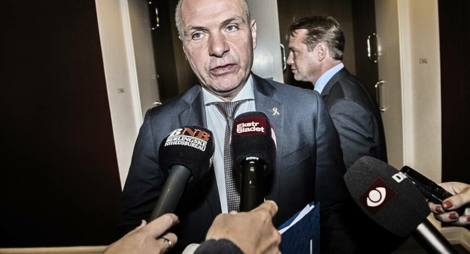 Venstre har afgivet formandsposten i Grønlandsudvalget til Aleqa Hammond mod at hun lover ikke at stemme imod regeringen i kabinetsspørgsmål, siger Venstres gruppeformand Søren Gade