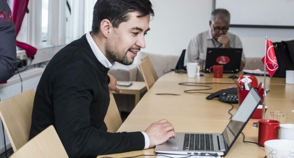 Múte B. Egede har følt sig udmattet, men håber snart at være i fuld sving igen. Han har været i selvisolation og har passet arbejdet via computeren.