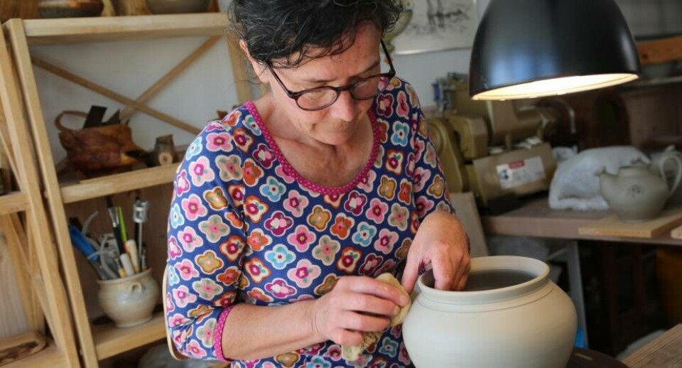 Kristine Markussen arbejder med den uundværlige drejeskive.