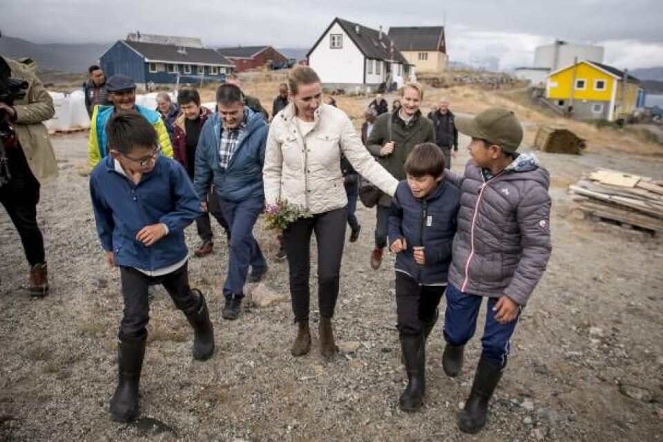 Se billeder: Mette Frederiksen besøger Kapisillit