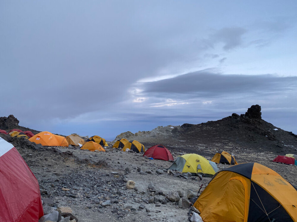 Camp 3, i 6.000 meter over havet, på vej op til Aconcagua. Ustadigt vejre med vind omkring 15-20 m/s og sne af og til. De have ikke pigsko med, hvilket er nødvendigt, hvis der kommer sne og is.