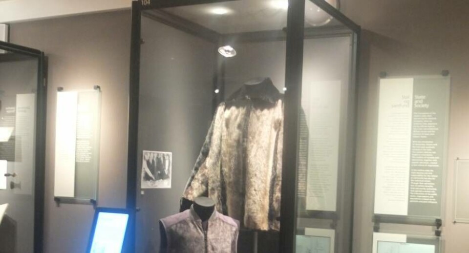 Montren på Nationamuseet med Finn Lynges sælskindsjakke og sælskindsvest NationalmuseetUdstillingen af Finn Lynge sælskindsjakke og sælskindsvest er en flot anerkendelse af Finn Lynges kamp for sæler og hvaler, siger hans enke. Rie Oldenburg NationalmuseetUdstillingen på Nationalmuseet i København fortæller om det dansk-grønlandske forhold, om kampen for at bruge sæler og hvaler, og således om en del af Grønlands historie NationalmuseetMontren på Nationamuseet med Finn Lynges sælskindsjakke og sælskindsvest NationalmuseetUdstillingen af Finn Lynge sælskindsjakke og sælskindsvest er en flot anerkendelse af Finn Lynges kamp for sæler og hvaler, siger hans enke. Rie Oldenburg NationalmuseetUdstillingen på Nationalmuseet i København fortæller om det dansk-grønlandske forhold, om kampen for at bruge sæler og hvaler, og således om en del af Grønlands historie NationalmuseetMontren på Nationamuseet med Finn Lynges sælskindsjakke og sælskindsvest Nationalmuseet