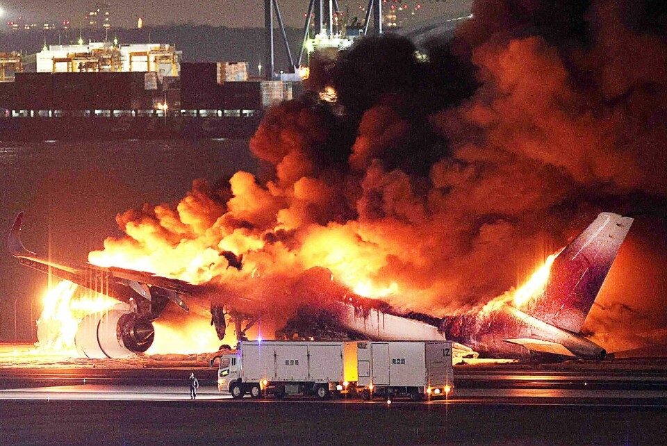 Et fly fra Japan Airlines er i flammer i Haneda-lufthavnen i Tokyo