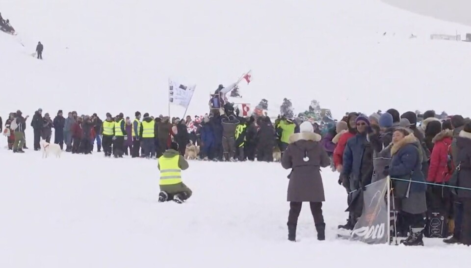 Frederik Mathiassen fra Ilulissat bliver løftet op.
