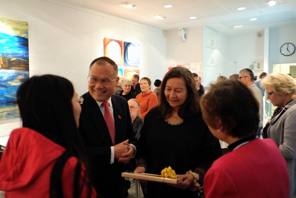 Kunstner Buuti Pedersen i samtale med Kinas ambassadør i Danmark Liu Biwei og frue Ole G. JensenSpændende glaskunst vises for de mange interesserede Ole G. JensenKunstner Buuti Pedersen i samtale med Kinas ambassadør i Danmark Liu Biwei og frue Ole G. JensenSpændende glaskunst vises for de mange interesserede Ole G. JensenKunstner Buuti Pedersen i samtale med Kinas ambassadør i Danmark Liu Biwei og frue Ole G. JensenSpændende glaskunst vises for de mange interesserede Ole G. Jensen