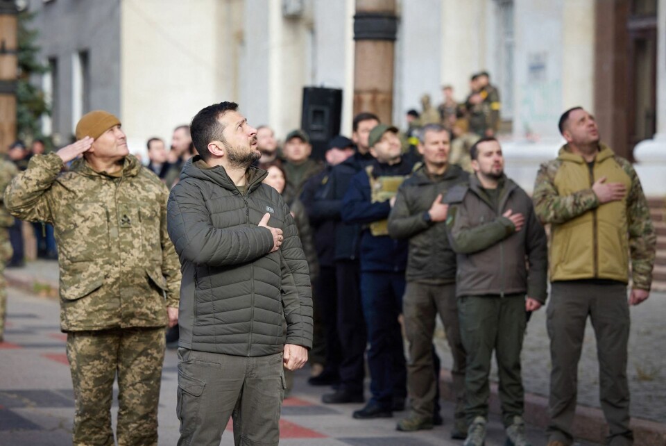 Zelenskyj besøgte mandag byen Kherson, der i sidste uge blev generobret af Ukraine.