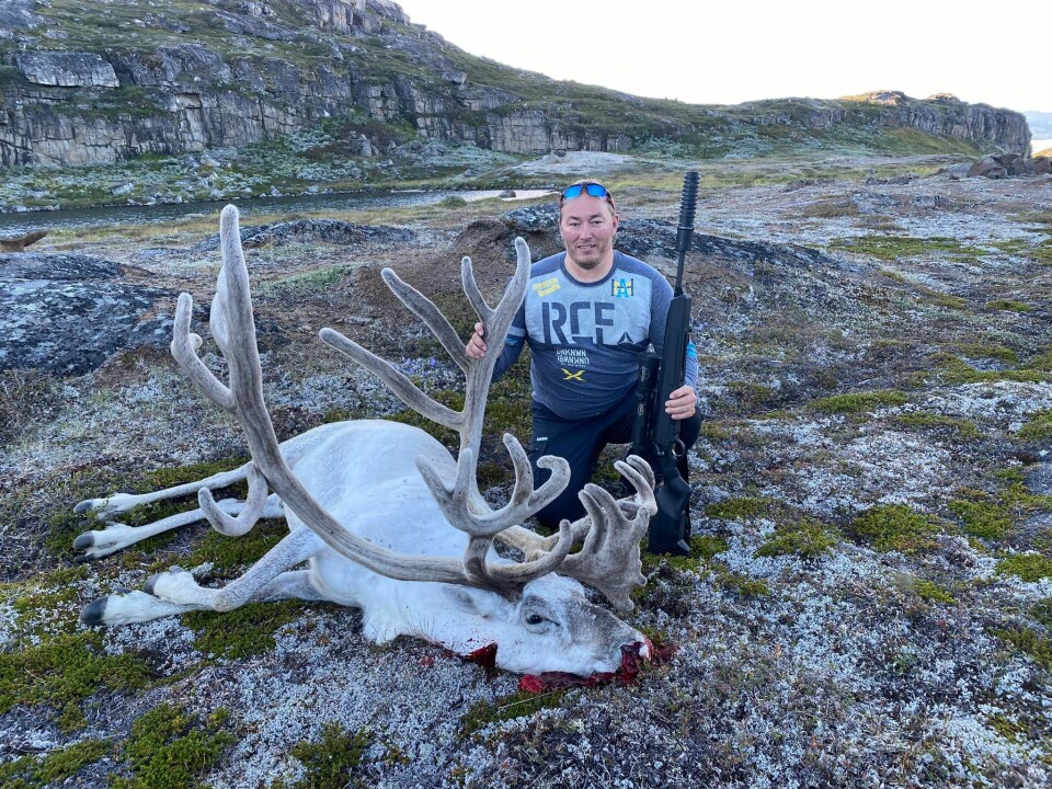 Lars Borris Pedersen med sæsonens første rensdyr, som blev skudt på Tuutotoq under ferien i Sydgrønland.