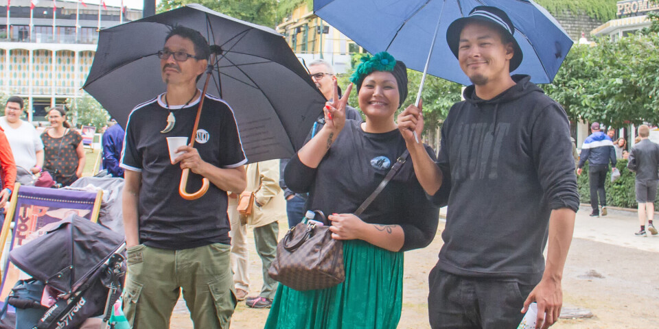 Ikiuna fra Nuuk havde taget far Peter og kæresten Tulik med til den grønlandske folkefest i Tivoli. - Det skal nok blive godt uanset vejret, fortalte den glade nuummioq.