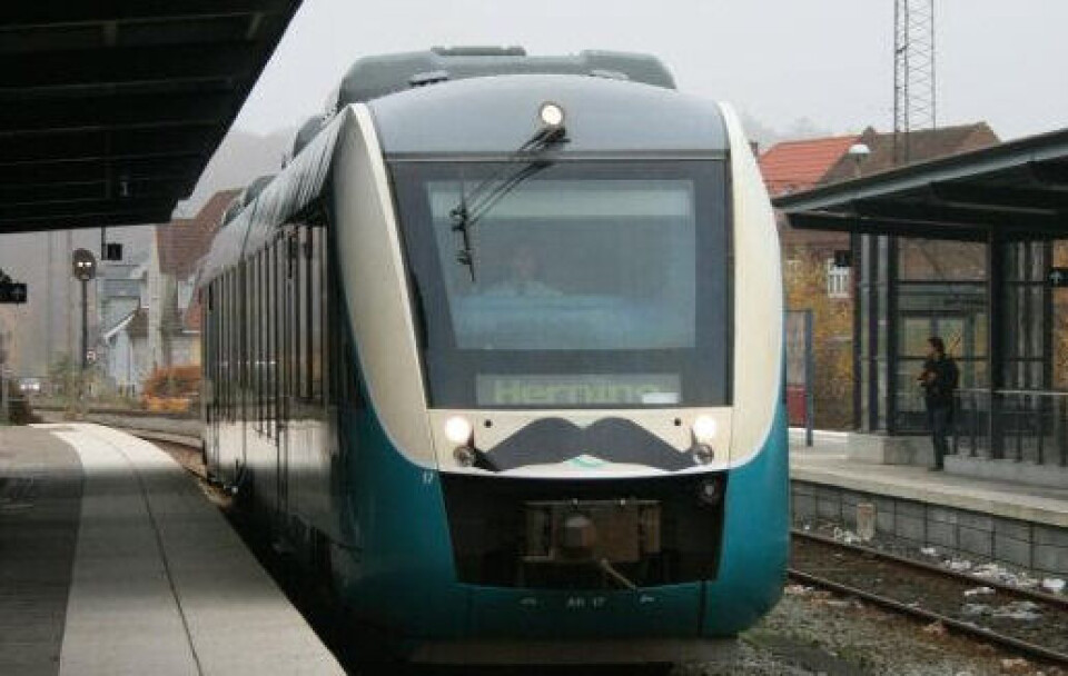 Fem togsæt fra Arriva, fik også et velplaceret overskæg i kampagnen, der er en indsamling til forskning i prostata-kræft. Foto: facebook, movember