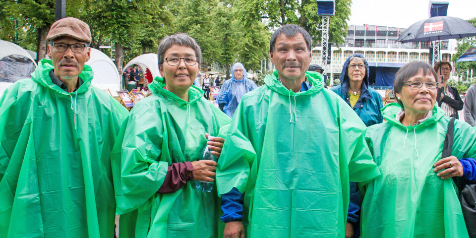Familien Wille fra Ilulissat havde investeret i regntøj til Grønland i Tivoli. Grønt selvfølgelig, for vi er jo fra Grønland, fortalte de.