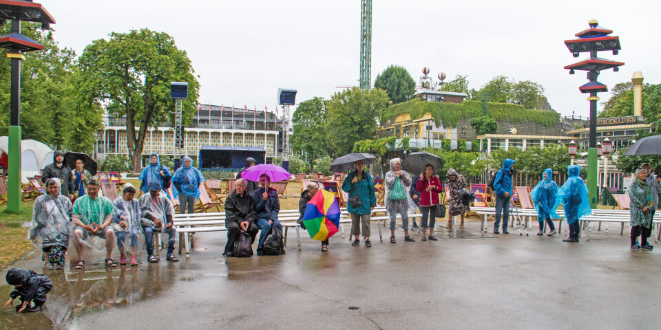 Der var brug for paraplyerne, da Grønland i Tivoli åbnede onsdag middag.