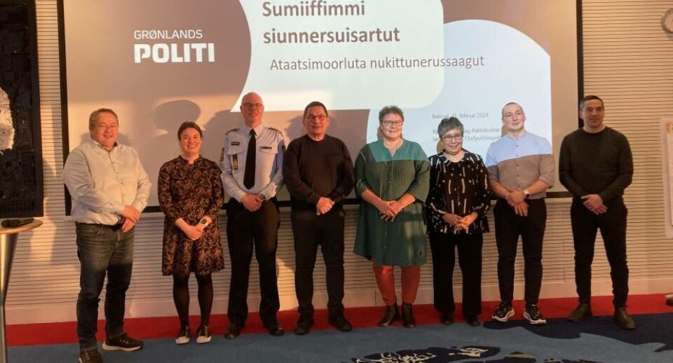 På billedet ses fra venstre: Borgmester i Avanaataa Kommunia, Palle Jeremiassen, Naalakkersuisoq for Erhverv, Handel, Råstoffer, Justitsområdet og Ligestilling, Naaja Nathanielsen , Politidirektør i Grønlands Politi, Bjørn Tegner Bay, Naalakkersuisoq for Sociale Anliggender, Familie, Arbejdsmarked og Indenrigsanliggender, Jess Svane, Borgmester i Kommune Kujalleq, Stine Egede, borgmester i kommune Qeqertalik, Ane Hansen, borgmester i Qeqqata Kommunia, Malik Berthelsen, og Naalakkersuisoq for Børn, Unge, Uddannelse, Kultur, Idræt og Kirke, Aqqaluaq B. Egede.