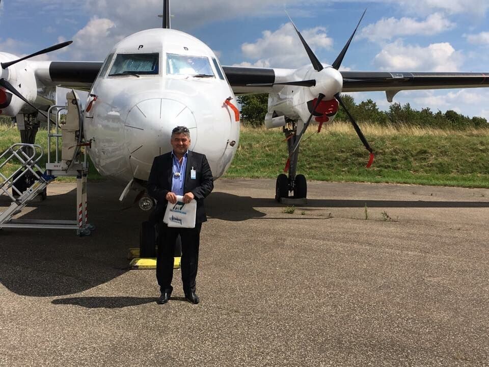 Gert Brask foran et Fokker 50-fly
