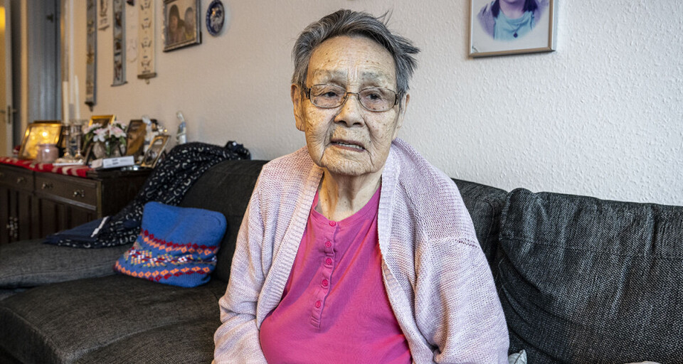 Vilhelmine Lorentzen har haft en blodprop i hjernen, med det resultat at hun har en funktionsnedsættelse i venstre side af kroppen. Efter en kamp, vender hun nu tilbage til alderdomshjemmet med lovning om en permanent løsning på døgnpleje.