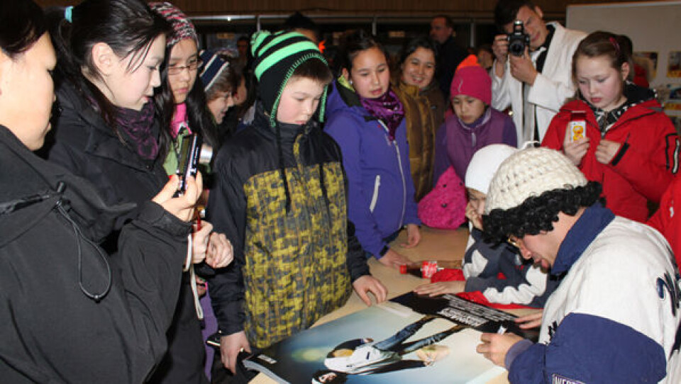Hinnarik Sinnattunilu' hitter hos de unge. Foto fra premieren i Nuuk, hvor hovedrollen skriver autografer. Foto: Tumit Production.