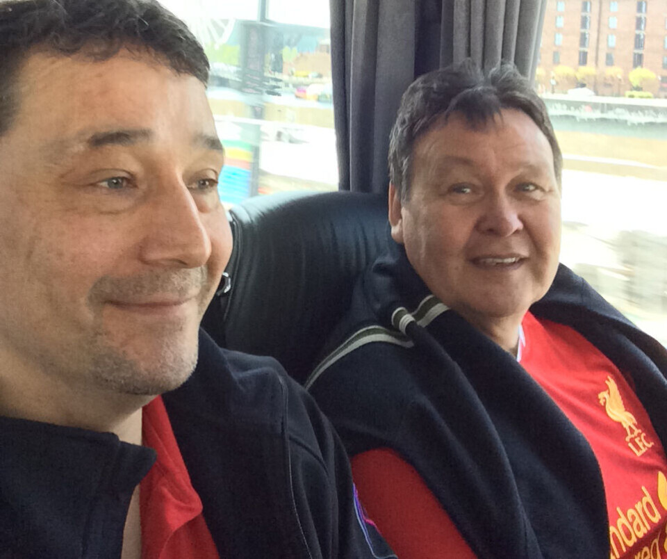 (til venstre) og Jakob Schmidt, begge fra Nuuk, så for nylig Liverpool-Manchester City. Her er de i bussen på vej til Anfield Road. Netop Manchester City ligger nu lunt i svinget til at genvinde det engelske mesterskab Michael Qvistgaard