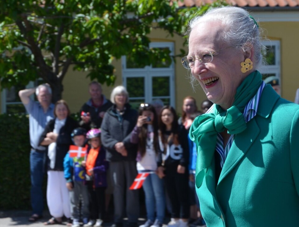 Dronning Margrethe nuannaaqaluni Orø Kroliarpoq qorsummik atisaqarpoq kuultinik iveruteqarluni. Arktis MediaIsiginnaartitsisartoq erinarsortartorlu Nukâka Coster-Waldau aamma guitarertartoq Troels Skovgaard, Amerikamiut erinarsuutaat 'Over the Rainbow' kunngikkormiunut atorpaat. Arktis MediaNukâka Coster-Waldau aamma Troels Skovgaard aasaamera aallartillugu kunngikkormiunut erinarsorput Arktis MediaPrins Henrik eqqissisimaartunik atisaqarpoq umiartortutut maarngutserluni. Arktis MediaNiviarsiaqqat balletsertartut aqqanillit arfinilinnit arfineq-pingasunut ukiullit Orø Kromi kunngikkormiut ullup qeqqasioreernerani takutitsipput. Arktis Media