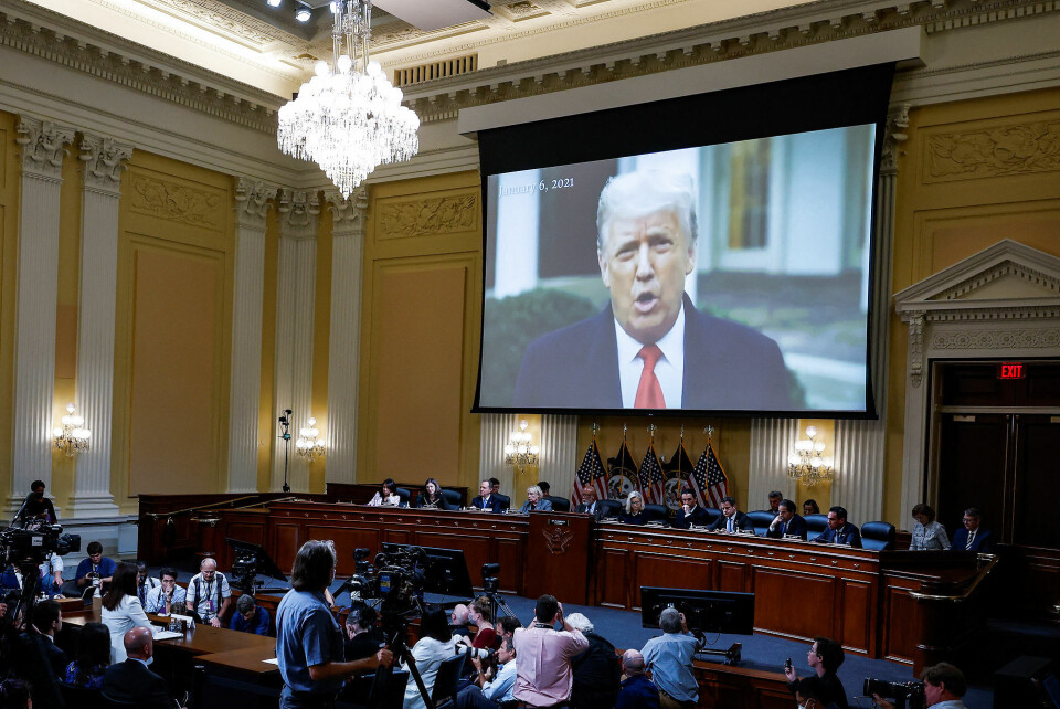 En video med Donald Trump blev afspillet, mens Cassidy Hutchinson afgav sin forklaring. Hun var med i ekspræsident Donald Trumps stab og har under en høring om det dødelige stormløb på Kongressen 6. januar 2021, afsløret detaljer om den tidligere præsidents gøren og laden under krisen.