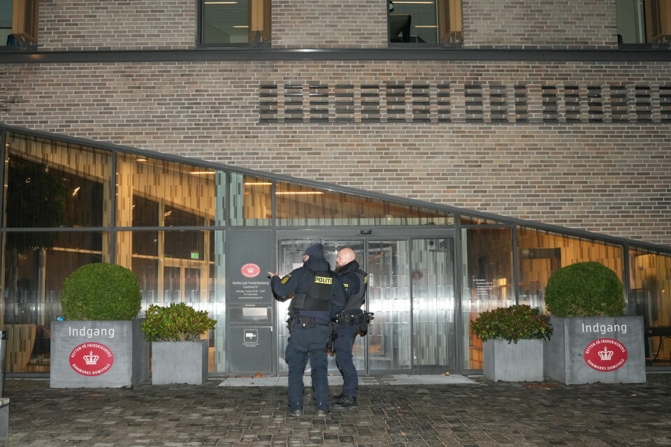 De to personer, der fysisk var i retten, er blevet varetægtsfængslet frem til 9. januar, skriver DR.