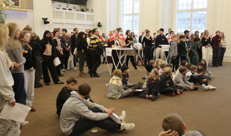 To skoleklasser og en gymnasieklasse samt medarbejdere fra De Grønlandske Huse og nogle få politikere var mødt frem til mandagens arrangement ”Hvad hvis jeg var født i Grønland”, der foregik i Landstingssalen på Christiansborg.
