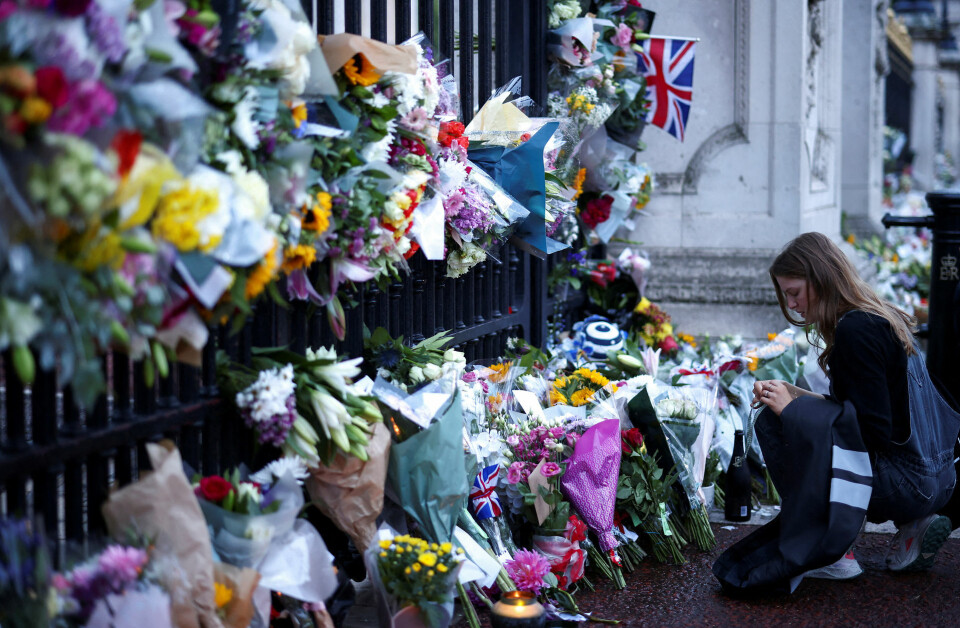 Mange borger har lagt blomster uden for Buckingham Palace, efter det kom frem, at dronning Elizabeth var sovet stille ind på Balmoral.