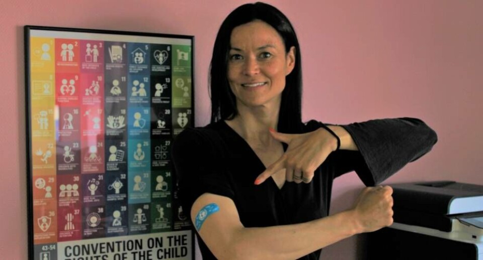 Maliina Abelsen, projektleder i UNICEF, med sit eget UNICEF-plaster efter vaccinationen mod corona.