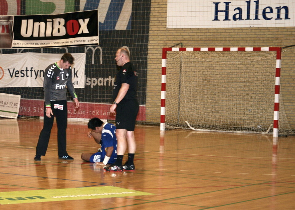 Minik Dahl Høegh sunder sig efter hårdhændet behandling i Vejle Håndbolds forsvar. Foto: Knud Fl. Larsen Jakob Larsen gør sig klar til at komme på banen. Foto: Knud Fl. Larsen Jakob Larsen og Akutaaneq Kreutzmann efter den hårde kamp. Foto: Knud Fl. Larsen Akutaaneq Kreutzmann og HC Fyns færøerske landsholdsspiller Rokur Akralid. Foto: Knud Fl. Larsen Akutaaneq Kreutzmann får behandling efter en hård tackling. Foto: Knud Fl. Larsen Minik Dahl Høegh sunder sig efter hårdhændet behandling i Vejle Håndbolds forsvar. Foto: Knud Fl. Larsen Jakob Larsen gør sig klar til at komme på banen. Foto: Knud Fl. Larsen Jakob Larsen og Akutaaneq Kreutzmann efter den hårde kamp. Foto: Knud Fl. Larsen Akutaaneq Kreutzmann og HC Fyns færøerske landsholdsspiller Rokur Akralid. Foto: Knud Fl. Larsen Akutaaneq Kreutzmann får behandling efter en hård tackling. Foto: Knud Fl. Larsen Minik Dahl Høegh sunder sig efter hårdhændet behandling i Vejle Håndbolds forsvar. Foto: Knud Fl. Larsen