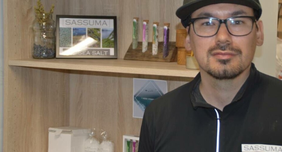 Sassuma Sea Salt sælges både som rent salt og som salt med urter fra Grønland. Her er Napaartoq Petrussen ved siden af eksempler på produktionen, som han er alene om.