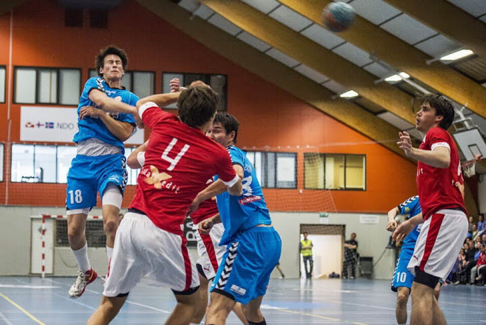 Akutaaneq Kreutzmann afleverer efter en hård takling. Leiff JosefsenAnders Mose blev dansk topscorer i søndagens kamp med otte fuldtræffere. Leiff JosefsenJonas Langerhuus bliver taklet af Jakob Larsen. Leiff JosefsenLasse B. Andersson scorede fem gange i søndagens kamp. Leiff JosefsenNuka Heilmann bliver stoppet hårdhændet af det danske forsvar. Leiff JosefsenAkutaaneq Kreutzmann afleverer i søndagens kamp. Leiff JosefsenMiki Heilmann finter sig igennem det danske forsvar. Leiff JosefsenAkutaaneq Kreutzmann afleverer efter en hård takling. Leiff JosefsenAnders Mose blev dansk topscorer i søndagens kamp med otte fuldtræffere. Leiff JosefsenJonas Langerhuus bliver taklet af Jakob Larsen. Leiff JosefsenLasse B. Andersson scorede fem gange i søndagens kamp. Leiff JosefsenNuka Heilmann bliver stoppet hårdhændet af det danske forsvar. Leiff JosefsenAkutaaneq Kreutzmann afleverer i søndagens kamp. Leiff JosefsenMiki Heilmann finter sig igennem det danske forsvar. Leiff JosefsenAkutaaneq Kreutzmann afleverer efter en hård takling. Leiff Josefsen
