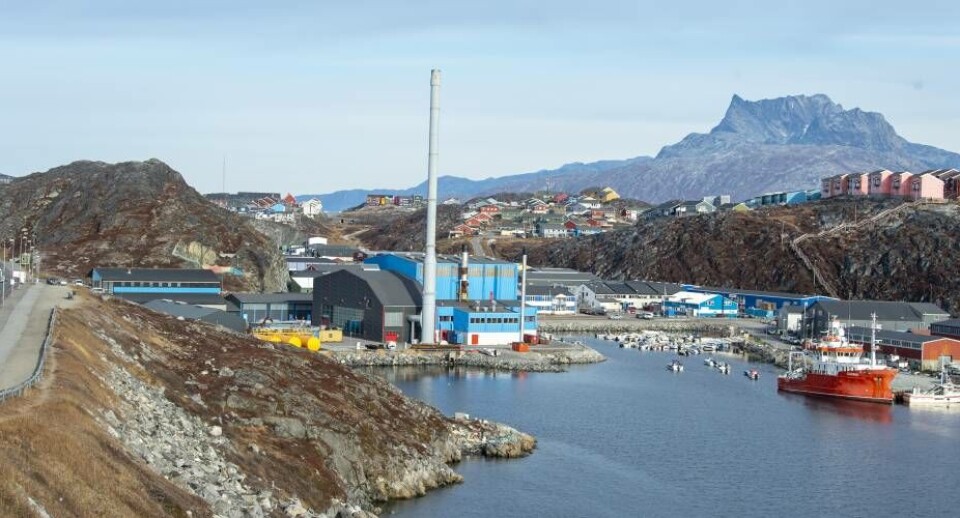I 1960’erne drøftede Grønlands Tekniske Organisation og Atomenergikommissionenmulighederne for at bygge et atomkraftværk i Nordhavnen i Nuuk. Planen var at sprængeen tunnel ind i fjeldknolden til venstre i billedet, hvor der i dag stadig er farverige spor efterophalingsspillet til Grønlandsflys Catalina-vandflyvere. Planerne blev aldrig realiseret, og i stedetblev der i 1970’erne opført et konventionelt elværk i Nordhavnen, som i dag bliver brugt somreserveelværk for vandkraftværket i Buksefjorden.