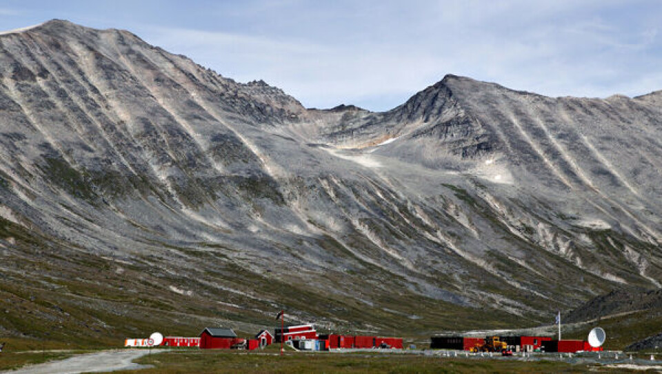 - Grønlandsk guld er populært, så det er med stor glæde, at jeg har fået fat i mere guld fra Nalunaq, siger Palle Møller, indehaver af Smykkeværkstedet i Nuuk. Foto: Polfoto.