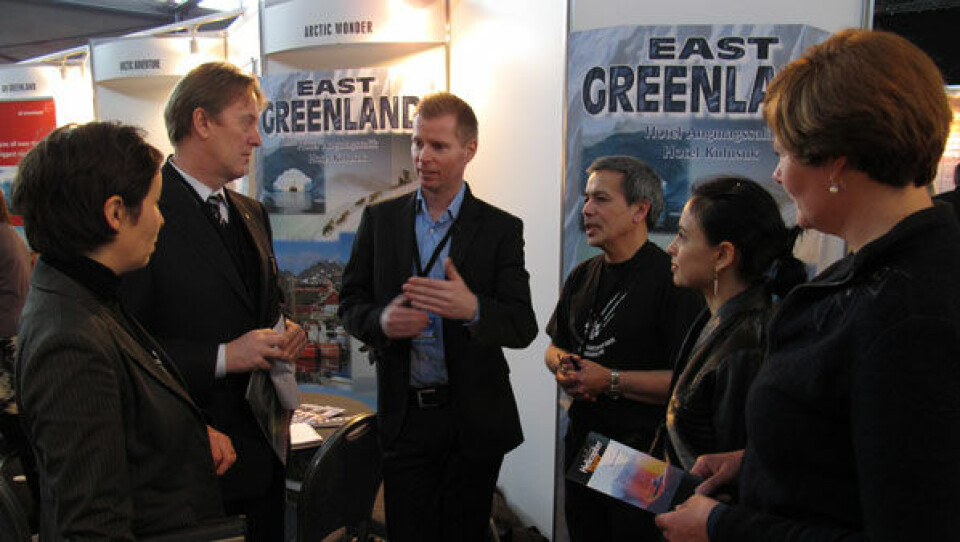 Direktøren for det islandske helikopterselskab Nordurair, Birgir Ómar Haraldsson, taler med grønlandske luftfarts- og turistaktører på rejsemessen Mid-Atlantic i Reykjavik. (Foto: redaktionen