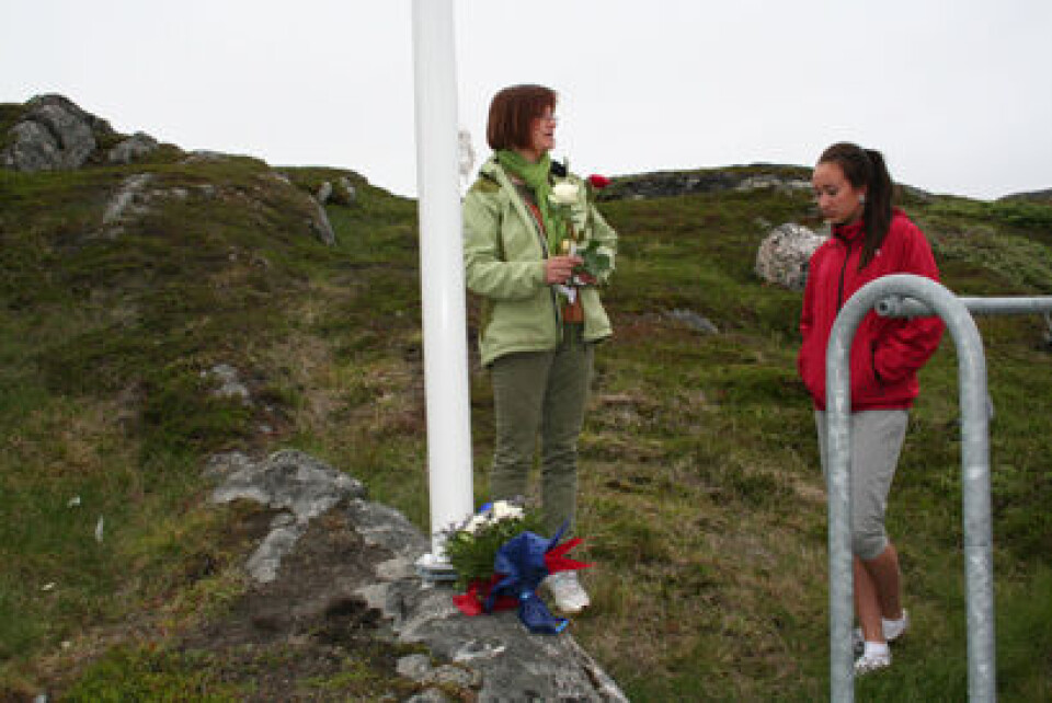 Åse Holm (til venstre) og Naja Fors lagde lørdag eftermiddag en blomst og tænder et lys ved det norske generalkonsulat i Nuuk. Foto: Sermitsiaq Naja Fors og Najattaajaraq Joelsen i skuespillet »Takus’«, som blev opført fredag eftermiddag på Grønlands universitet Ilimmarfik i Nuuk. Foto: Sermitsiaq Åse Holm (til venstre) og Naja Fors lagde lørdag eftermiddag en blomst og tænder et lys ved det norske generalkonsulat i Nuuk. Foto: Sermitsiaq Naja Fors og Najattaajaraq Joelsen i skuespillet »Takus’«, som blev opført fredag eftermiddag på Grønlands universitet Ilimmarfik i Nuuk. Foto: Sermitsiaq Åse Holm (til venstre) og Naja Fors lagde lørdag eftermiddag en blomst og tænder et lys ved det norske generalkonsulat i Nuuk. Foto: Sermitsiaq Naja Fors og Najattaajaraq Joelsen i skuespillet »Takus’«, som blev opført fredag eftermiddag på Grønlands universitet Ilimmarfik i Nuuk. Foto: Sermitsiaq