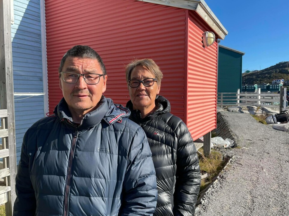 Hendrik Lyberth og Arnaq Lyberth så på branden siden klokken fire i morges til brandfolkene fik styr på branden ved syv tiden i morges.