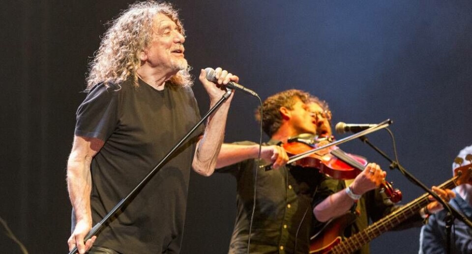 Forsangeren Robert Plant, der her ses i forgrunden, har aflyst en koncert på Færøerne efter pres fra hvalaktivister.