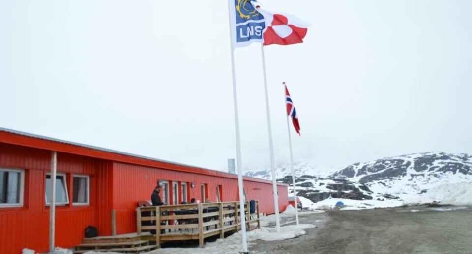 Mineproduktionen bliver sat på pause i hele2023. 30 medarbejdere mister jobbet. Mensminen er lukket, undersøger Greenland Rubysgeologer områder ved både den eksisterendemine og ved kysten med muligheder nyrubinudvinding.