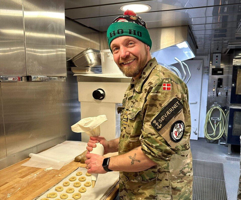 Kommandørkaptajn Thomas Belsø, som erchef på inspektionsskibet Triton, i gang medvanillekransene. Julestemningen ombord er detledelsesansvar, siger kommandørkaptajnen. PrivatOverkonstabel Ida Kraunsøe Zahle har to gange prøvet at fejre jul i Grønland ombord påinspektionsskibet Triton. PrivatKommandørkaptajn Thomas Belsø, som erchef på inspektionsskibet Triton, i gang medvanillekransene. Julestemningen ombord er detledelsesansvar, siger kommandørkaptajnen. PrivatOverkonstabel Ida Kraunsøe Zahle har to gange prøvet at fejre jul i Grønland ombord påinspektionsskibet Triton. PrivatKommandørkaptajn Thomas Belsø, som erchef på inspektionsskibet Triton, i gang medvanillekransene. Julestemningen ombord er detledelsesansvar, siger kommandørkaptajnen. PrivatOverkonstabel Ida Kraunsøe Zahle har to gange prøvet at fejre jul i Grønland ombord påinspektionsskibet Triton. Privat