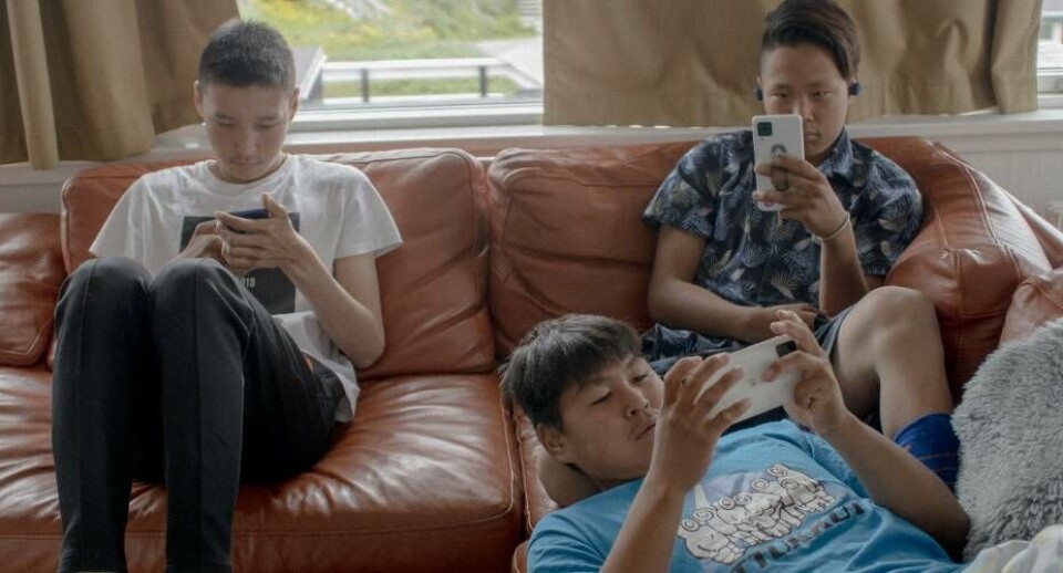 Poul, Siiva og Malik spiller på deres telefoner. De slapper af efter dagens rengøring af huset. Det er sommerferie, og drengene nyder den ekstra fritid.