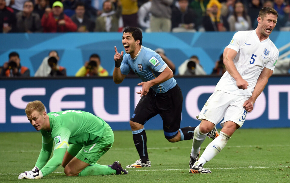 Suarez sender England tæt på VM-exit