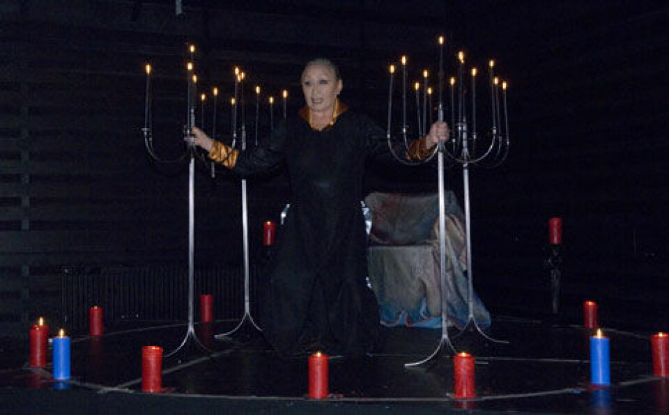 Silamiut skal på turne med Macbeth på kysten. Kostumen er lavet af Anna Nuka Olsen Rosing og forestillingen er oversat til grønlandsk af Henriette Rasmussen, Moses Olsen og Makka Kleist. Shakespeare teaterforestillingen Macbeth . Makka Kleist stod for fortælleteateret der fik uhyggen til at brede sig. Efter forestillingen fik hun stående applause og blomster fra publikum. Svenn B.Syrin står for instruktion og scenografi af Macbeth. Silamiut skal på turne med Macbeth på kysten. Kostumen er lavet af Anna Nuka Olsen Rosing og forestillingen er oversat til grønlandsk af Henriette Rasmussen, Moses Olsen og Makka Kleist. Shakespeare teaterforestillingen Macbeth . Makka Kleist stod for fortælleteateret der fik uhyggen til at brede sig. Efter forestillingen fik hun stående applause og blomster fra publikum. Svenn B.Syrin står for instruktion og scenografi af Macbeth.