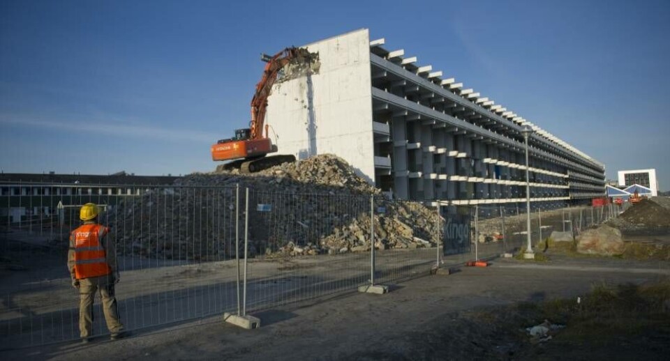 De senere år har flere byer vinket farvel til betonblokkene, der blev bygget i 60’erne. Her er det hedengangne Blok P i Nuuk, der blev revet ned i 2012.