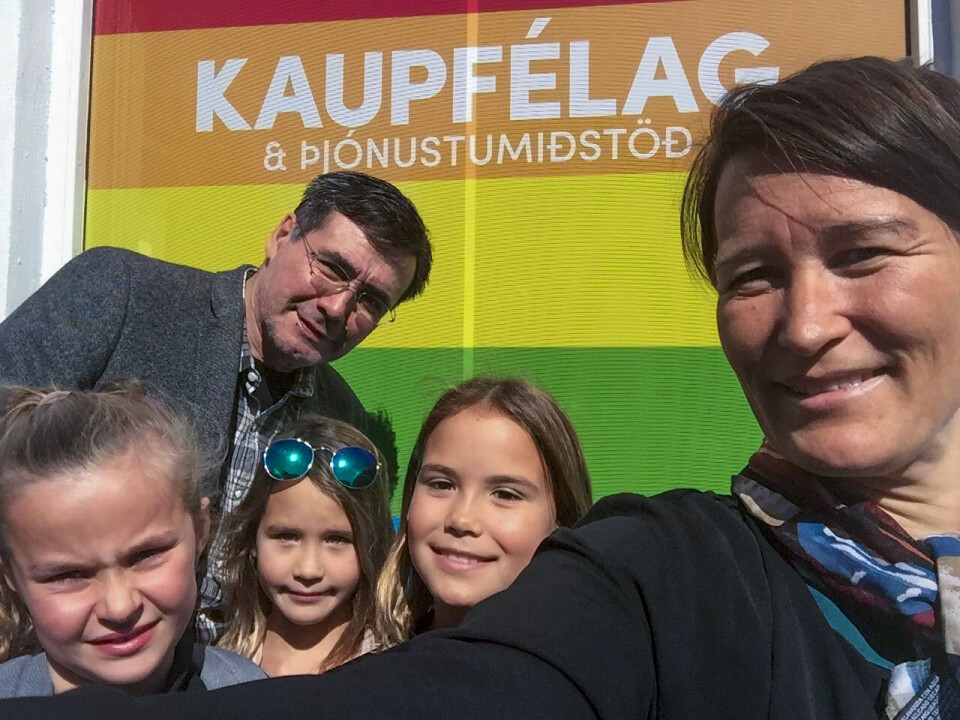 Familien til prideoptog i Reykjavik i 2016. Nederst fra venstre: Elisabeth Ása, de yngste døtres veninde, Mathilda, Maria og Inga Dóra.