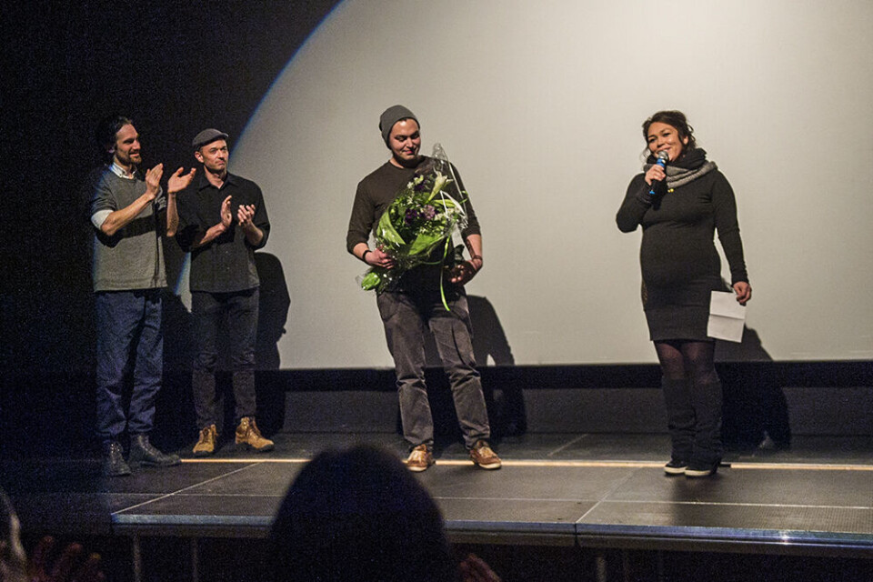 Formand for foreningen Film.gl, Pipaluk Kreutzmann Jørgensen, fortalte, hvorfor prisen skulle gå til Ingemann Leiff Josefsen Leiff JosefsenSidste års vindere af Innersuaq (den store flamme red.), Inuk Silis Høegh og Emile Hertling Peronard, overrækker prisen til Ulannaq Ingemann Leiff JosefsenInstruktøren, produceren, fotografen og klipperen var henrykt og viste det Leiff JosefsenFormand for foreningen Film.gl, Pipaluk Kreutzmann Jørgensen, fortalte, hvorfor prisen skulle gå til Ingemann Leiff Josefsen Leiff JosefsenSidste års vindere af Innersuaq (den store flamme red.), Inuk Silis Høegh og Emile Hertling Peronard, overrækker prisen til Ulannaq Ingemann Leiff JosefsenInstruktøren, produceren, fotografen og klipperen var henrykt og viste det Leiff Josefsen