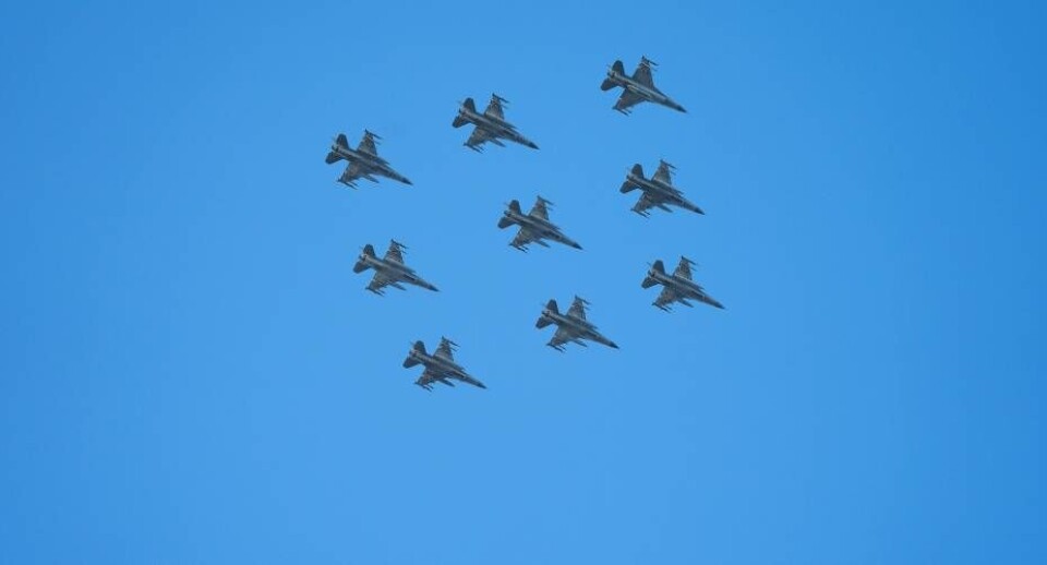 Danske F-16 fly i formation