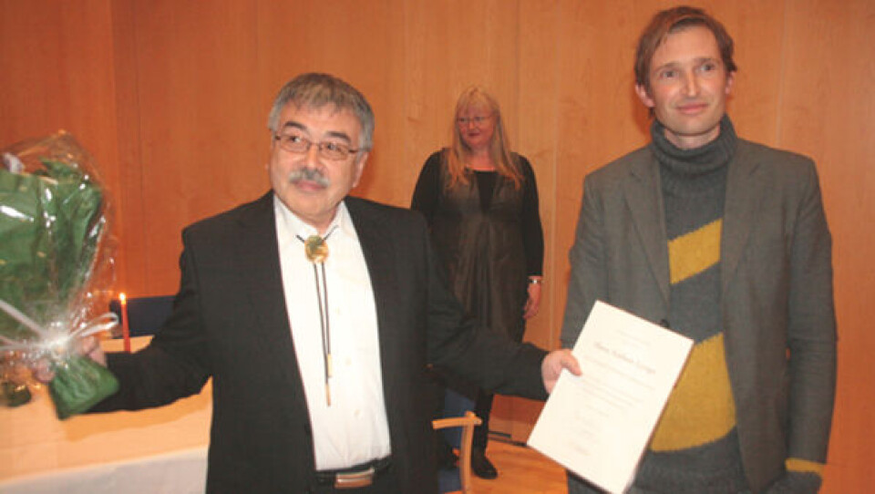 Hans Anthon Lynge modtager hædersprisen af forfatter og cand.mag. i dansk litteratur og kulturformidling, Rasmus Heiberg . I baggrunden ses direktør i Kunststyrelsens Litteraturcenter Marianne Kruckow. Foto: Benny Kokholm