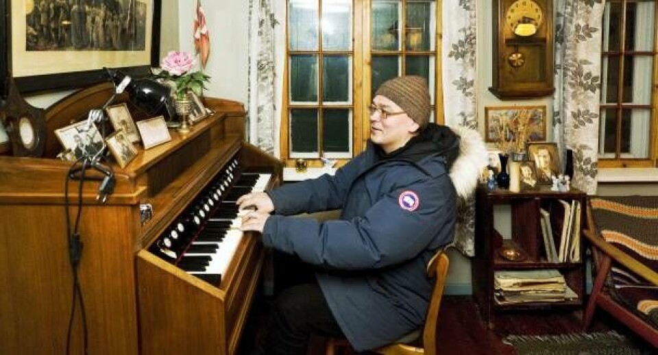 Dgterpræsten Henrik Lunds hus er nu muséum. Rino Grønvold fortolker digterpræstens melodier.