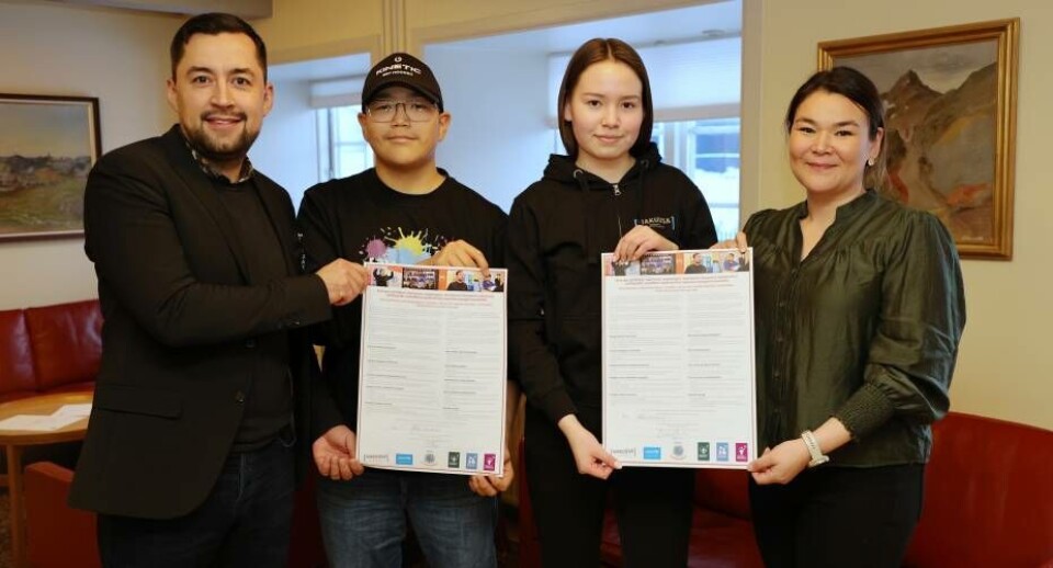 Formand for Naalakkersuisut, Múte B. Egede, Niklas, AldaRós og borgmester i Sermersooq, Avaaraq S. Olsen ved overrækkelsen af resolutionen fra børnetopmødet.