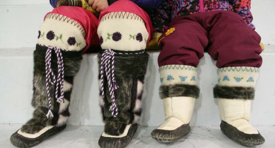 I Canada vedtog man i 2019 loven C-92, derforeskriver at myndighederne placerer børnaf oprindelige folk i deres lokalområde ogi udvidede familier fremfor i europæiskecanadiske familier og på børnehjem. Ifølgedirektør i Det Grønlandske Hus i Aarhus,kunne Danmark godt tage ved lære afCanada.